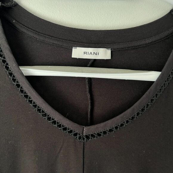 𝅺EUC Riani top, Size 10, Black and Flowy - Picture 4 of 9